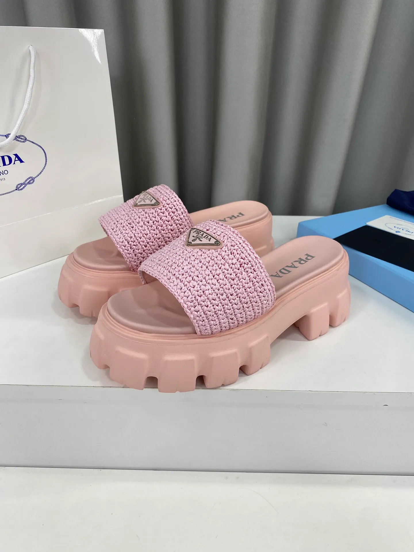 💕💕Factory direct selling price p460💕💕 Prada's latest tooth-woven thick-soled triangle buckle slippers☑️ Latest environmentally friendly PP material, fully handmade crochet, just like knitting sweaters, slow work and meticulous work, retro fashionable thick-soled shoes, with rubber uppers, making the whole pair of shoes light and comfortable. Bright colors, a variety of choices to meet the needs of fashionable people with different styles! The iconic metal triangle logo is paired with the shape of ancient beach slippers. Every design element is fashionable! Size: Women's 35-39 (34, 40, custom-made, non-returnable) Full set of counter original packaging